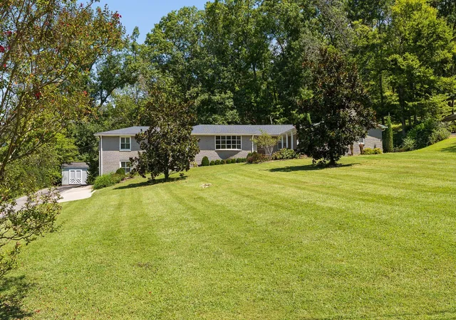Photo 2 of Single family home for sale at 805 Cammack Ct, Nashville, TN 37205 | MLS# 3594145 | Listing updated on 2026-09-18