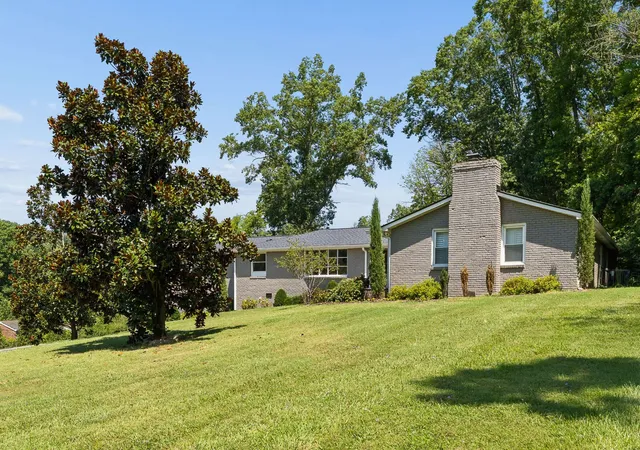 Photo 3 of Single family home for sale at 805 Cammack Ct, Nashville, TN 37205 | MLS# 3594145 | Listing updated on 2026-09-18