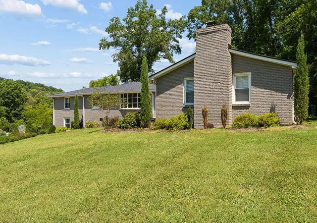 Photo 3 of Single family home for sale at 805 Cammack Ct, Nashville, TN 37205 | MLS# 3594145 | Listing updated on 2026-09-18