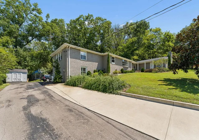 Photo 4 of Single family home for sale at 805 Cammack Ct, Nashville, TN 37205 | MLS# 3594145 | Listing updated on 2026-09-18