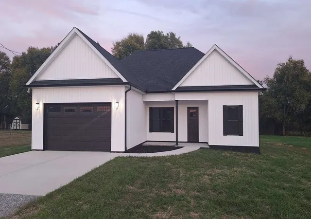 Single family home for sale at 1557 Rowe Gap Rd, Winchester, TN 37398 | MLS# 3592183