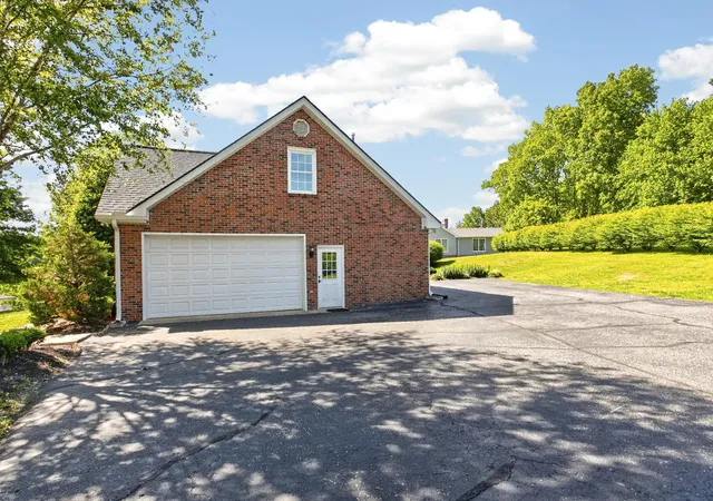 Photo 3 of Single family home for sale at 505 Lakeside Dr, Springfield, TN 37172 | MLS# 3548098 | Listing updated on 2026-09-24