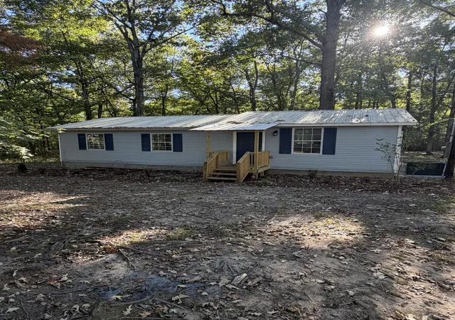 Photo 3 of Single family home for sale at 136 Beechview Dr, Clifton, TN 38425 | MLS# 3548144 | Listing updated on 2026-09-29