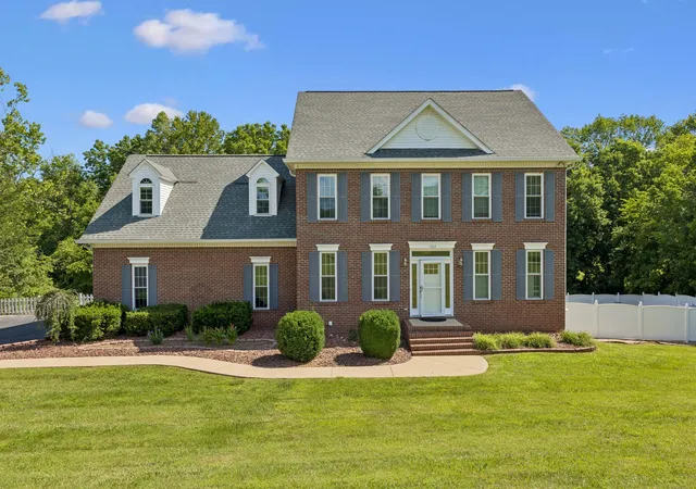 Photo 2 of Single family home for sale at 1404 Brook Dr, Columbia, TN 38401 | MLS# 3595522 | Listing updated on 2026-09-30