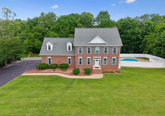 Photo 4 of Single family home for sale at 1404 Brook Dr, Columbia, TN 38401 | MLS# 3595522 | Listing updated on 2026-09-30