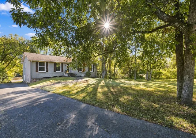 Photo 3 of Single family home for sale at 425 Lakeshore Dr, Old Hickory, TN 37138 | MLS# 3614494 | Listing updated on 2026-10-08
