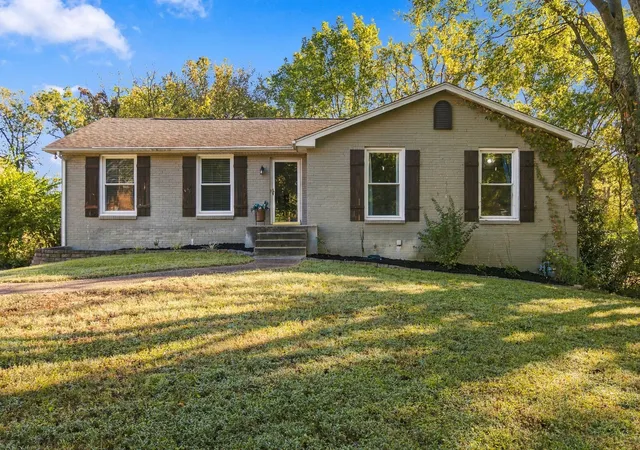 Photo 3 of Single family home for sale at 425 Lakeshore Dr, Old Hickory, TN 37138 | MLS# 3614494 | Listing updated on 2026-10-08