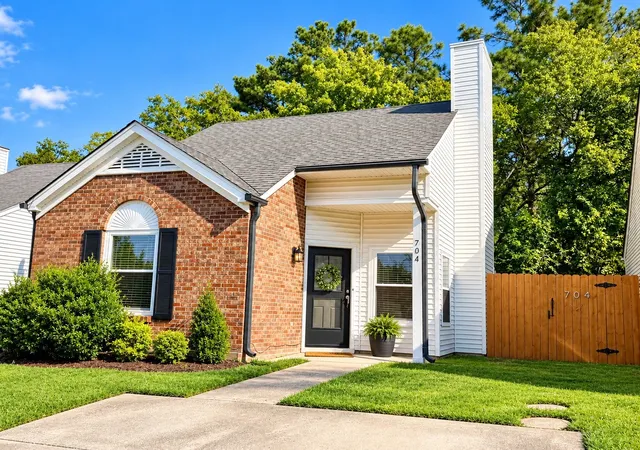 Photo 1 of Single family home for sale at 704 Maple Pl, Nashville, TN 37216 | MLS# 3593292 | Listing updated on 2026-10-06