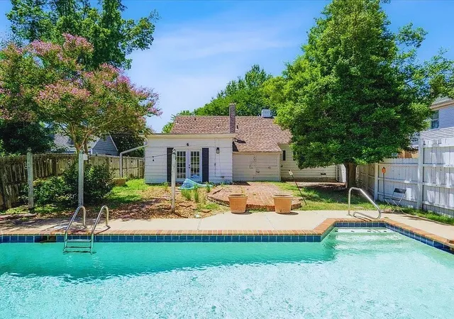 Photo 2 of Single family home for sale at 816 Charles Pl, Memphis, TN 38112 | MLS# 3594113 | Listing updated on 2026-09-29