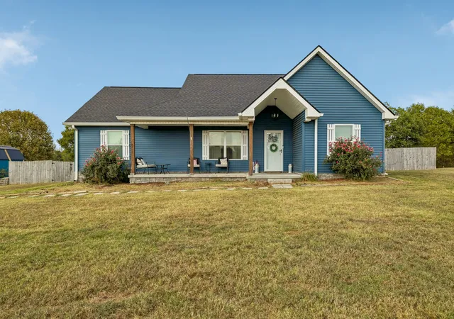 Photo 1 of Single family home for sale at 122 Hunters Ln, Westmoreland, TN 37186 | MLS# 3596368 | Listing updated on 2026-09-29