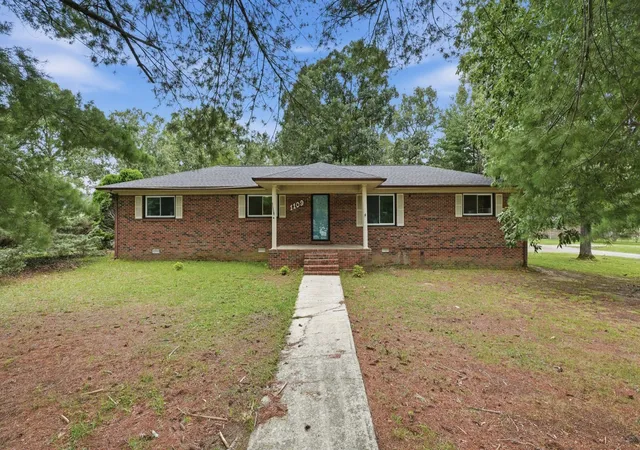 Photo 2 of Single family home for sale at 1109 Mcmahan St, Manchester, TN 37355 | MLS# 3597981 | Listing updated on 2026-09-23