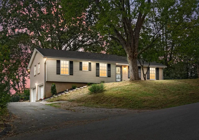 Photo 1 of Single family home for sale at 916 Beacon Dr, Clarksville, TN 37043 | MLS# 3596599 | Listing updated on 2026-09-21