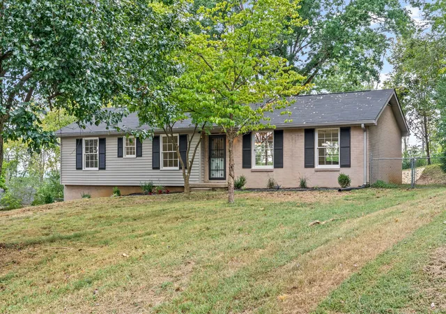 Photo 2 of Single family home for sale at 916 Beacon Dr, Clarksville, TN 37043 | MLS# 3596599 | Listing updated on 2026-09-21