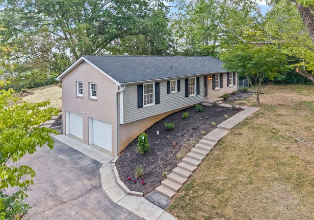 Photo 3 of Single family home for sale at 916 Beacon Dr, Clarksville, TN 37043 | MLS# 3596599 | Listing updated on 2026-09-21