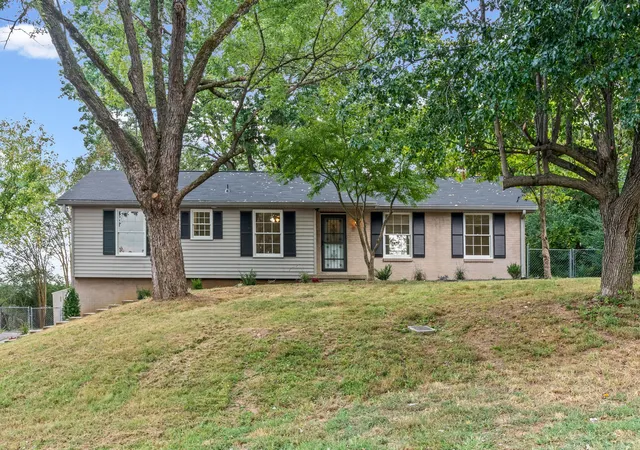 Photo 4 of Single family home for sale at 916 Beacon Dr, Clarksville, TN 37043 | MLS# 3596599 | Listing updated on 2026-09-21