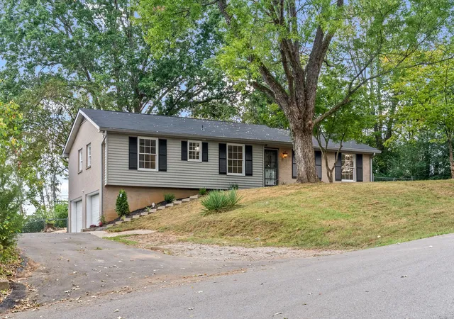 Photo 1 of Single family home for sale at 916 Beacon Dr, Clarksville, TN 37043 | MLS# 3596599 | Listing updated on 2026-10-06