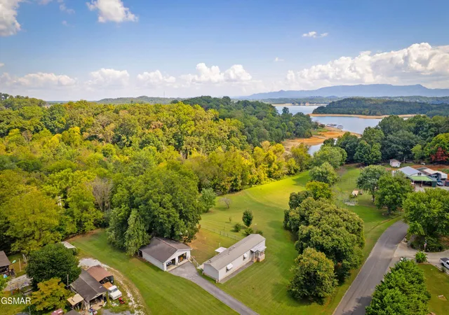 Photo 3 of Manufactured home for sale at 1420 Martha Dandridge Cir, Dandridge, TN 37725 | MLS# 3592974 | Listing updated on 2026-09-20