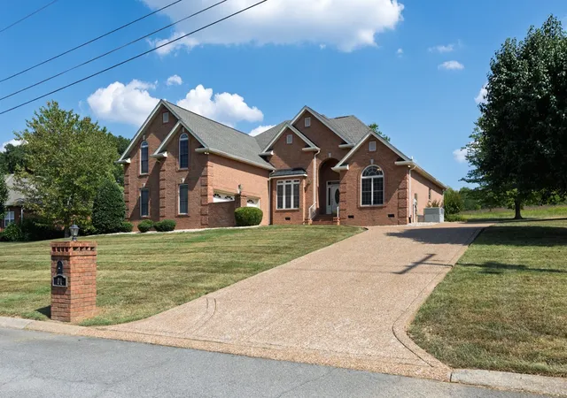 Photo 2 of Single family home for sale at 1019 Fairways Dr, Greenbrier, TN 37073 | MLS# 3593785 | Listing updated on 2026-09-27