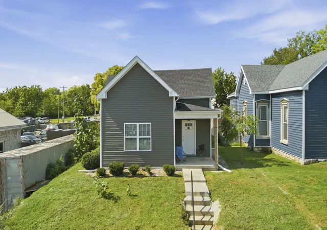 Photo 1 of Single family home for sale at 111 West 10th Ave, Bowling Green, KY 42101 | MLS# 3593591 | Listing updated on 2026-10-01