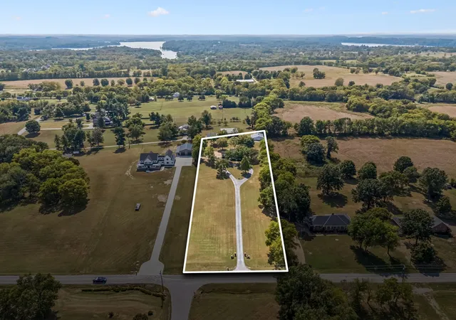 Photo 2 of Single family home for sale at 554 Douglas Bnd Rd, Gallatin, TN 37066 | MLS# 3598591 | Listing updated on 2026-09-29