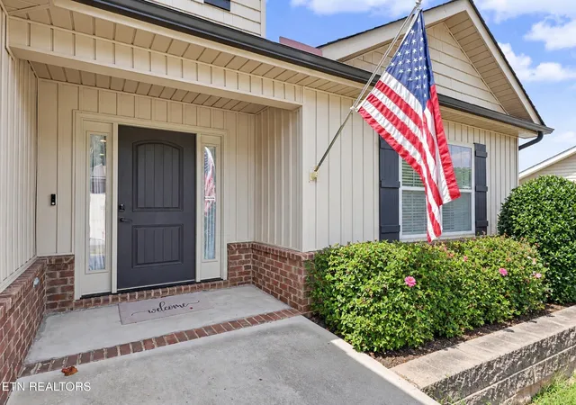 Photo 2 of Single family home for sale at 813 Mackenzie Dr, Maryville, TN 37804 | MLS# 3604099 | Listing updated on 2026-10-07