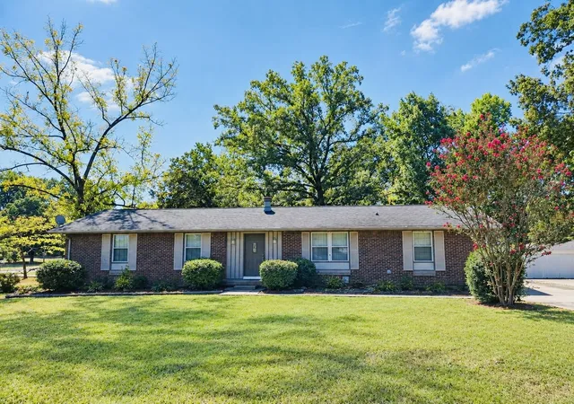 Single family home for sale at 138 Lexington Dr, Clarksville, TN 37042 | MLS# 3601528