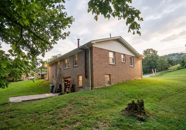 Photo 3 of Single family home for sale at 129 Cookeville Hwy, Carthage, TN 37030 | MLS# 3596397 | Listing updated on 2026-10-01