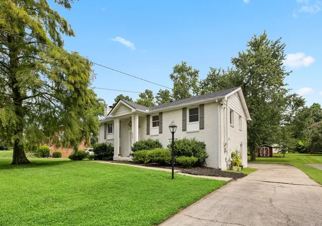 Photo 2 of Single family home for sale at 608 Harpeth Pkwy E, Nashville, TN 37221 | MLS# 3593559 | Listing updated on 2026-09-17