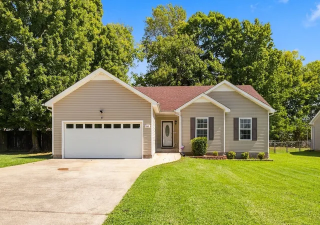 Photo 1 of Single family home for sale at 3807 Man O War Blvd, Clarksville, TN 37042 | MLS# 3595080 | Listing updated on 2026-10-08
