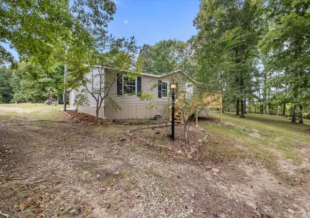 Photo 3 of Manufactured home for sale at 10404 Ridgecrest Dr, Bon Aqua, TN 37025 | MLS# 3595506 | Listing updated on 2026-09-28