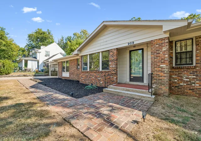 Photo 3 of Single family home for sale at 909 Hillcrest Ave, Columbia, TN 38401 | MLS# 3597713 | Listing updated on 2026-09-22