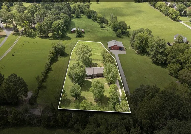 Photo 3 of Single family home for sale at 920 Clearview Rd, Cottontown, TN 37048 | MLS# 3594197 | Listing updated on 2026-10-10