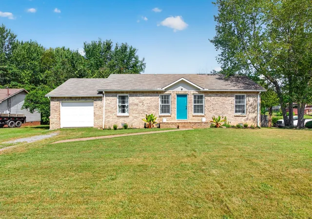 Photo 2 of Single family home for sale at 205 Marshall Dr, Clarksville, TN 37042 | MLS# 3594243 | Listing updated on 2026-10-14