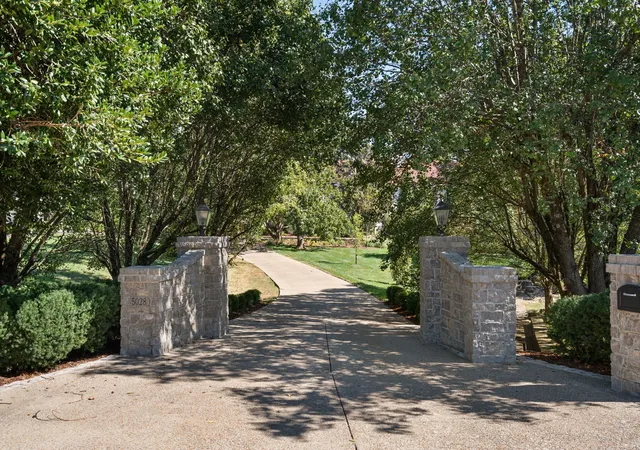 Photo 3 of Mansion for sale at 5028 Franklin Pike, Nashville, TN 37220 | MLS# 3594111 | Listing updated on 2026-10-07