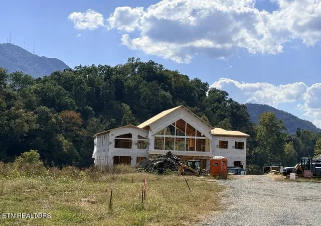 Photo 2 of Mansion for sale at 673 Carriage Way, Sevierville, TN 37876 | MLS# 3593972 | Listing updated on 2026-10-07