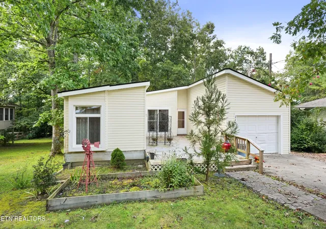 Single family home for sale at 115 Lakeshire Dr, Crossville, TN 38558 | MLS# 3594179
