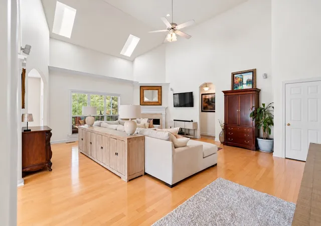 Photo 2 of Single family home for sale at 805 Huntwood Pl, Nashville, TN 37221 | MLS# 3610264 | Listing updated on 2026-10-28