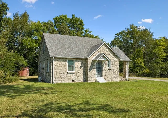 Photo 1 of Single family home for sale at 1761 Woodlawn Rd, Clarksville, TN 37042 | MLS# 3594328 | Listing updated on 2026-09-25