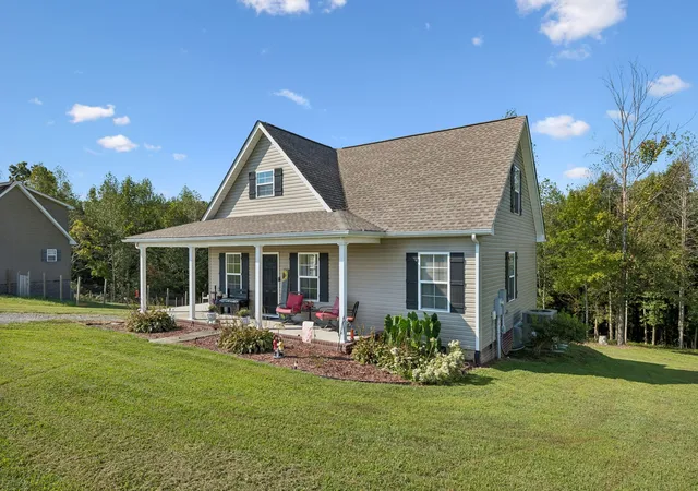 Photo 3 of Single family home for sale at 828 Kirbytown Rd, Lafayette, TN 37083 | MLS# 3596387 | Listing updated on 2026-09-22
