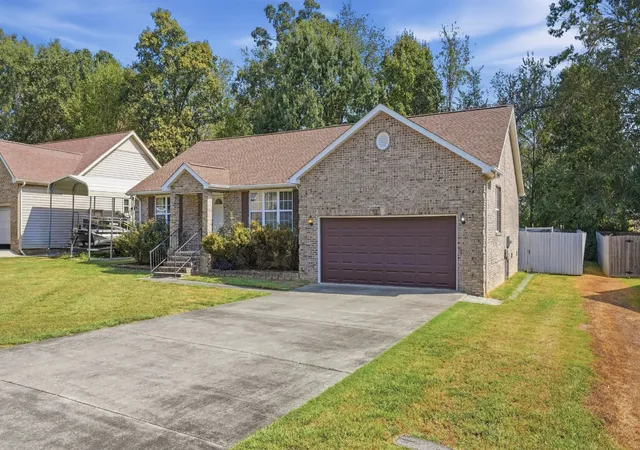 Photo 1 of Single family home for sale at 104 Oakmont Dr, Tullahoma, TN 37388 | MLS# 3598929 | Listing updated on 2026-09-24