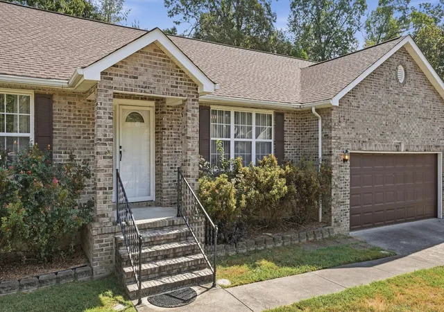 Photo 2 of Single family home for sale at 104 Oakmont Dr, Tullahoma, TN 37388 | MLS# 3598929 | Listing updated on 2026-09-24