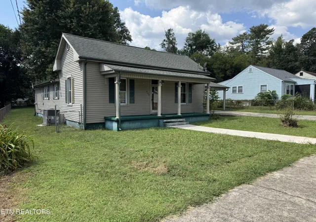 Photo 3 of Single family home for sale at 409 W Wheeler St, Rockwood, TN 37854 | MLS# 3594490 | Listing updated on 2026-09-28