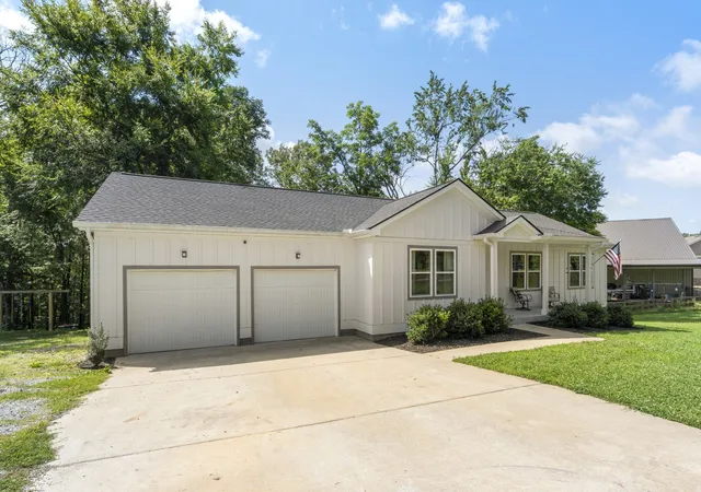 Photo 4 of Single family home for sale at 1505 E Piney Rd, Dickson, TN 37055 | MLS# 3597015 | Listing updated on 2026-09-21