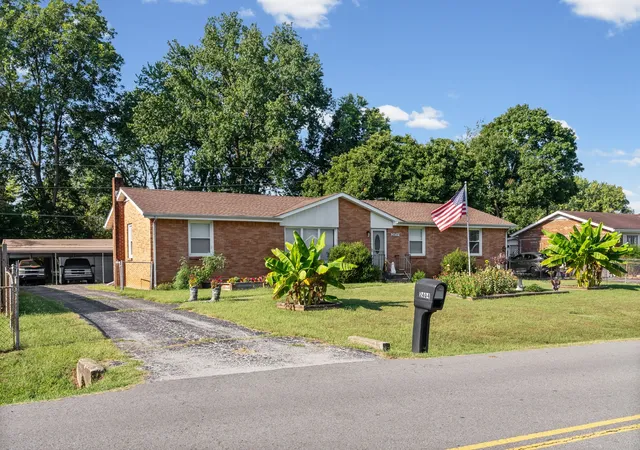 Photo 2 of Single family home for sale at 2404 Green Acres Dr, Clarksville, TN 37042 | MLS# 3596185 | Listing updated on 2026-10-24