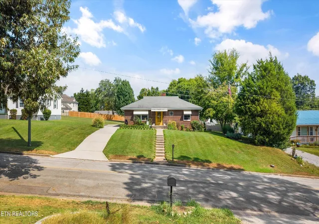 Photo 2 of Sale Pending at 1224 Park St, Sweetwater, TN 37874 | MLS# 3594582 | Listing updated on 2026-09-30