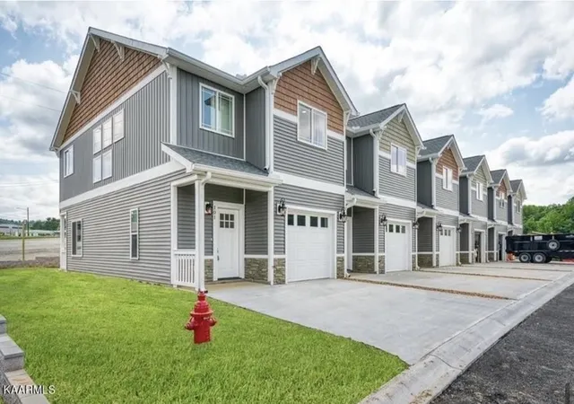 Photo 1 of Townhouse for sale at 1038 E Main St #104, Livingston, TN 38570 | MLS# 3595451 | Listing updated on 2026-10-06