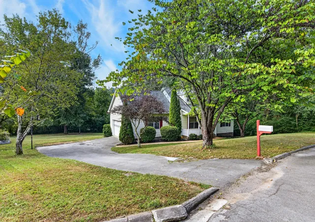 Photo 3 of Single family home for sale at 6233 Celtic Dr, Chattanooga, TN 37416 | MLS# 3595245 | Listing updated on 2026-10-11