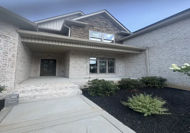 Photo 3 of Single family home for sale at 1501 Riggins Dr, Clarksville, TN 37042 | MLS# 3596164 | Listing updated on 2026-09-19