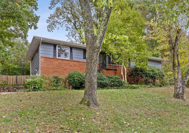 Photo 2 of Single family home for sale at 2526 Avalon Cir, Chattanooga, TN 37415 | MLS# 3596129 | Listing updated on 2026-10-09