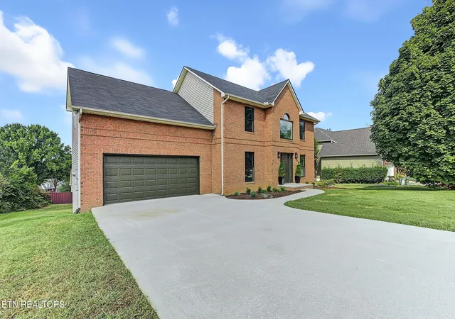 Photo 2 of Single family home for sale at 10108 Delle Meade Dr, Knoxville, TN 37931 | MLS# 3596134 | Listing updated on 2026-10-08